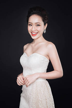 亚洲女人穿白色连衣裙图片