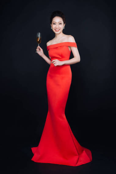 在豪华红色衣服的女人.图片