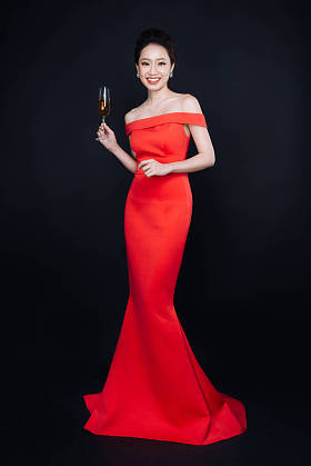 在豪华红色衣服的女人.图片