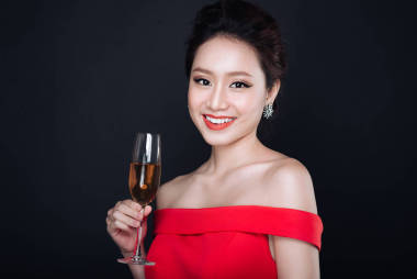 拿着香槟的女人图片