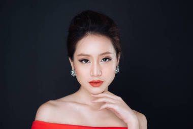 穿紅衣服的女人