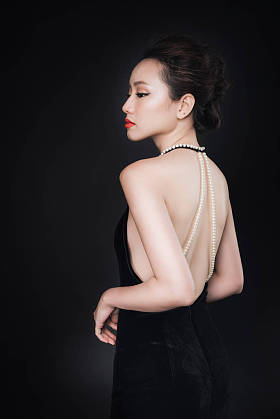 黑裙子的女人