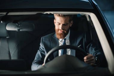 坐在新车里的男人 