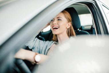 坐在新車里的女人