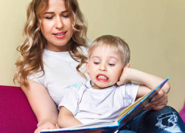 快乐宝贝男孩学习阅读，妈妈给他读童话故事