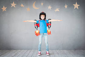 孩子玩喷气式飞行背包在家里照片