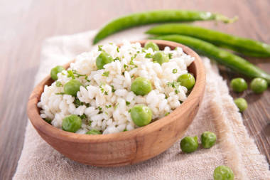 煮熟的米飯和綠豌豆圖片