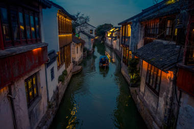 中國上海︰ 美麗的夜晚光創(chuàng)建魔法心情里面周莊水鄉(xiāng)古鎮(zhèn)、 古城區(qū)與渠道和老建筑，迷人的受歡迎的旅游區(qū)