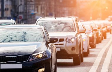縮放視圖的隊列的汽車在路上