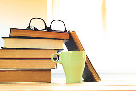 阅读眼镜与书籍照片