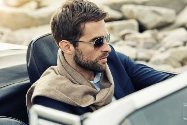 嚴肅的人駕駛的車圖片