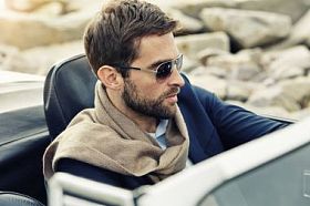 严肃的人驾驶的车图片