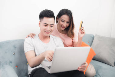 夫妇和笔记本电脑一起购物