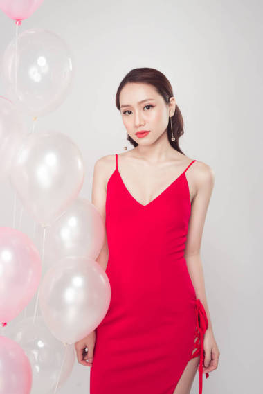 穿红衣服的女人照片