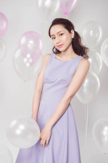 粉色气球的女人