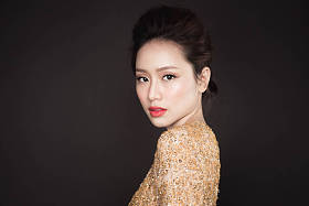 黑色背景上的亚裔女子