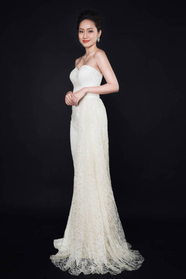 亞洲的女人，穿著白色連衣裙照片