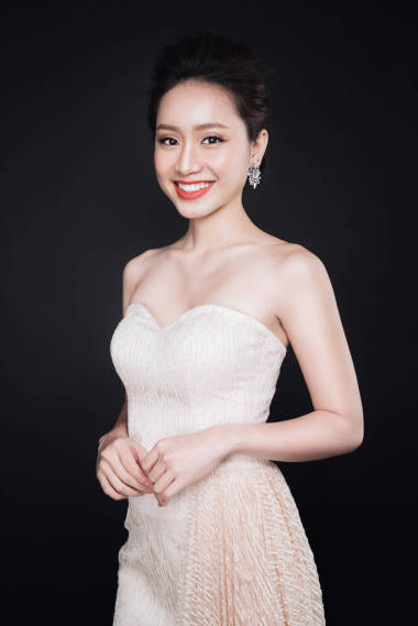 亚洲女人穿白色连衣裙图片