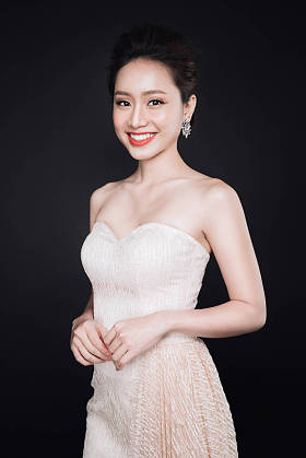 亚洲女人穿白色连衣裙图片