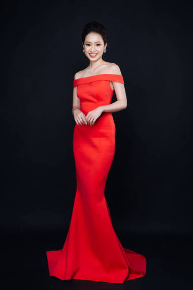 在豪華紅色衣服的女人