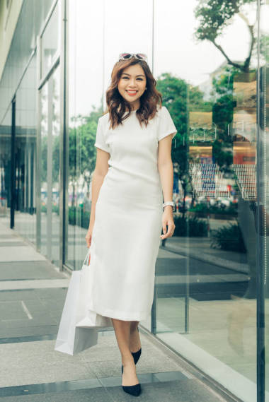 帶購物袋的女孩圖片