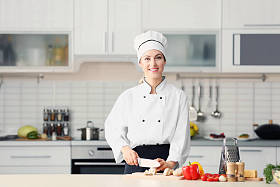 女厨师切蘑菇照片