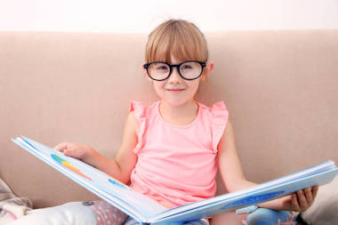 小女孩在看書照片