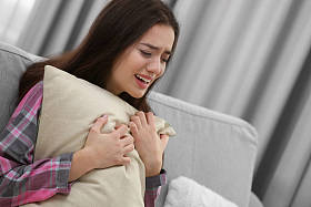 哭的抑郁症的妇女图片