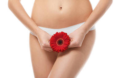 年轻女子与红花