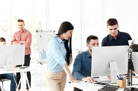 在办公室工作的年轻程序员图片