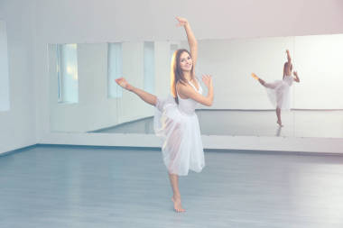 在工作室中跳舞的女人
