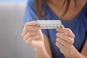 年轻女子丸照片