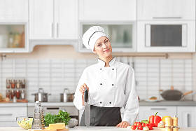 年轻的女厨师在厨房