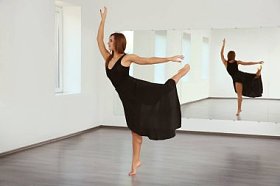 在工作室中跳舞的女人图片