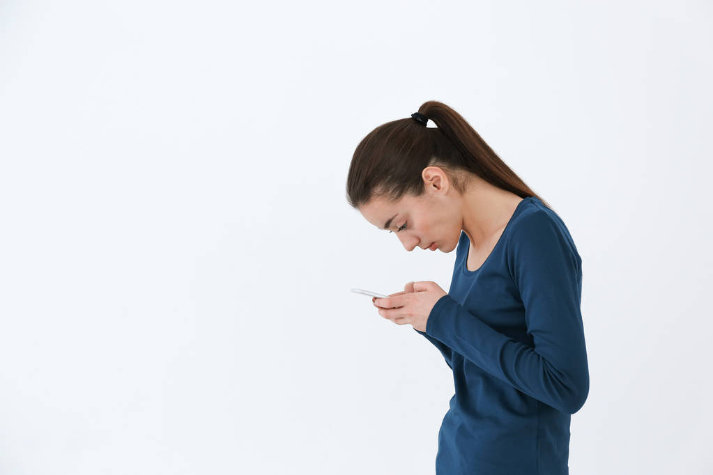 使用智能手机的年轻女子  使用智能手机的年轻女子