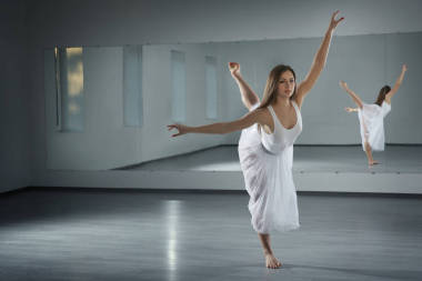 在工作室中跳舞的女人