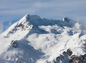 高山在冬天雪下