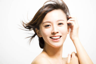 微笑的頭發(fā)議案的年輕女子