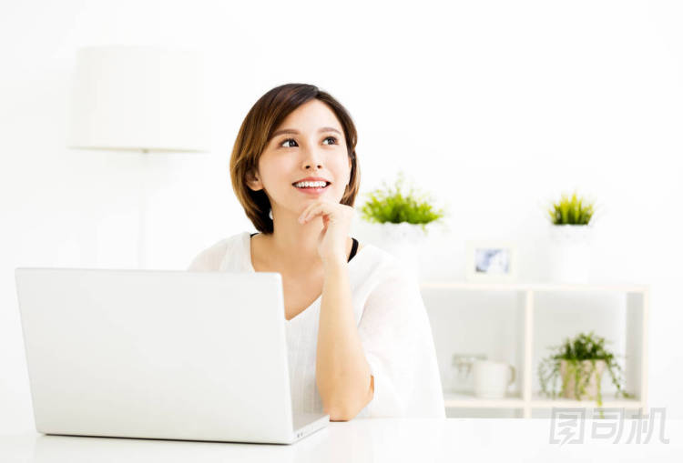 筆記本電腦和思維在客廳里的年輕女子