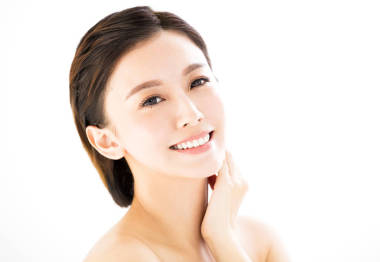 微笑的女人脸上白色孤立的特写年轻