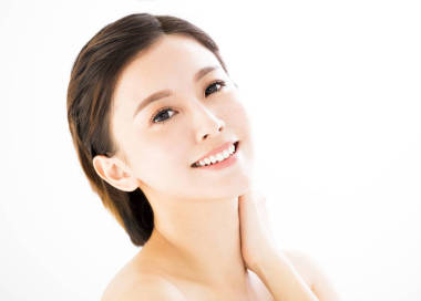 微笑的女人脸上白色孤立的特写年轻