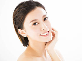 微笑的女人脸上白色孤立的特写年轻