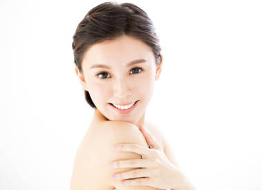 微笑的女人臉上白色孤立的特寫(xiě)年輕