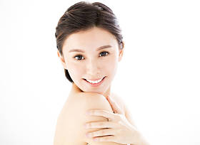 微笑的女人脸上白色孤立的特写年轻