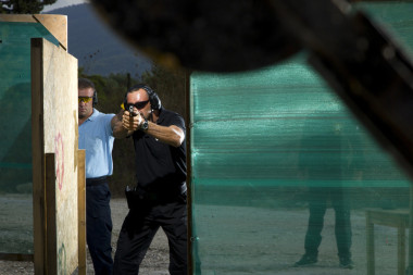 男子射击在室外射击场图片