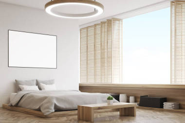 角落里的一間臥室，一張長(zhǎng)椅上