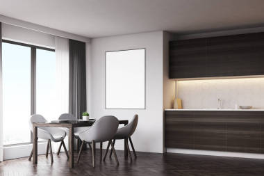 與表和海報(bào)，一邊暗木廚房圖片