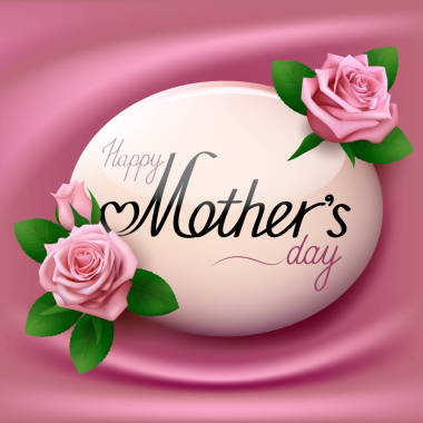 快樂(lè)的母親節(jié)。用鮮花賀卡。作為背景的粉紅色絲綢織物