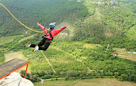 用一根绳子悬崖跳转