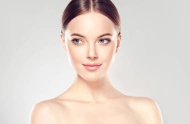 潔凈清新皮膚的年輕女子 